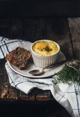 ahşap arka plan üzerinde beyaz kapta krem ve peynir ıspanak