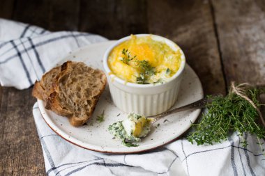 ahşap arka plan üzerinde beyaz kapta krem ve peynir ıspanak