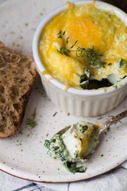 ahşap arka plan üzerinde beyaz kapta krem ve peynir ıspanak