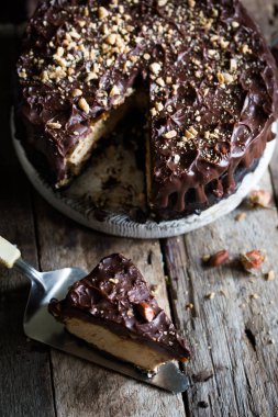 ahşap masa üzerinde çikolata ile fıstık cheesecake, seçici odak