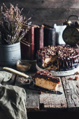 ahşap masa üzerinde çikolata ile fıstık cheesecake, seçici odak
