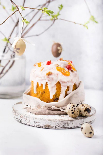 Pastel Pascua Con Huevos Codorniz Enfoque Selectivo — Foto de Stock