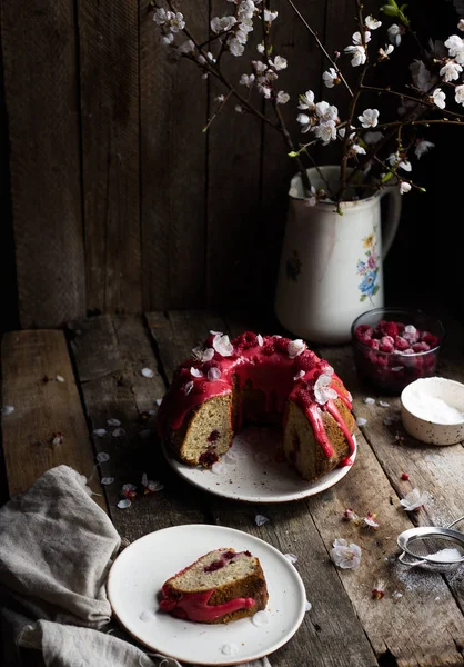 Raspberry Bundt Cake White Flowers Wooden Table Selective Focus — Stock Photo, Image