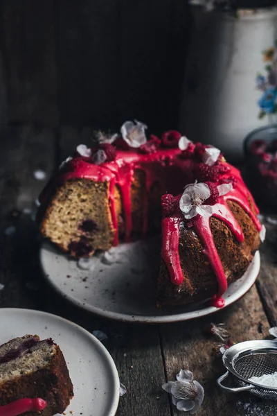 Raspberry Bundt Cake White Flowers Wooden Table Selective Focus — Stock Photo, Image