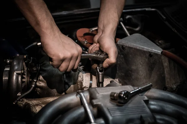 Hombre Reparando Coche — Foto de Stock