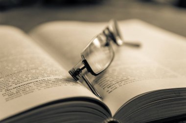 gözlük açık bir kitap yalan