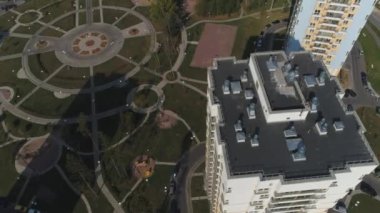Meydanı ve yüksek binalar. Yukarıdan çekim
