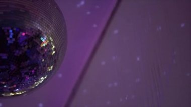 Bir gece kulübünde dönen bir disko topu