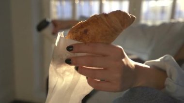 Bir sandalyede oturuyor ve gülerek kıvırcık kumral güzel kız