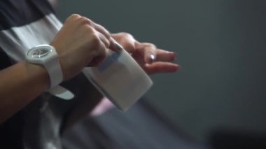 Kağıt yaka şeridinde, berber