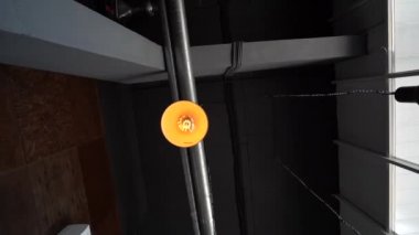 Lamba ve tavanda asılı parlar