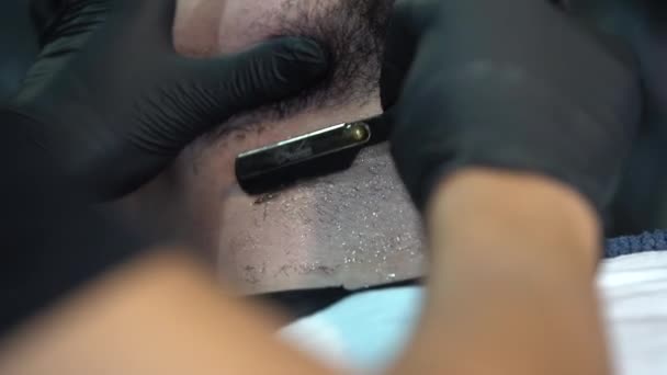 Afeitado Los Hombres Con Hoja Peligrosa — Vídeos de Stock
