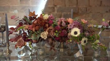 Tasarımcı Çiçek Aranjmanlar Çiçek asılı masada