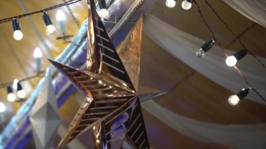 Tavanda asılı altın yıldız