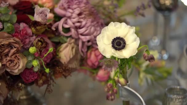 テーブルの花ハンギング上デザイナー フラワーアレンジメント — ストック動画