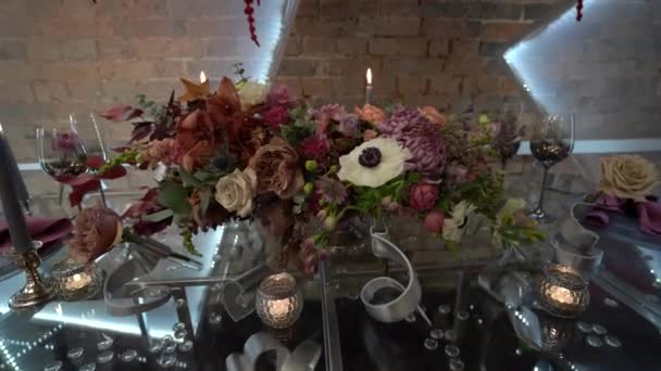 Designer Gestecke Auf Dem Tisch Hängende Blumen — Stockvideo