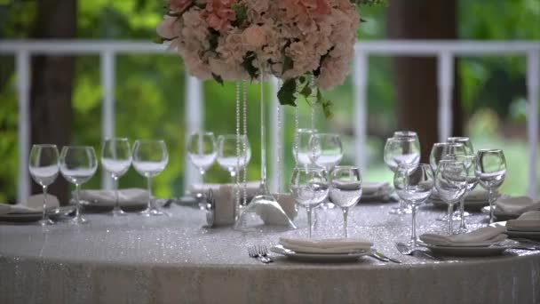 Festliche Tischdekoration Mit Weißer Tischdecke Weißen Tellern Und Einem Rosafarbenen — Stockvideo
