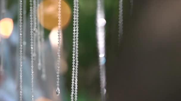 Kryształowe Koraliki Zwisają Gałęzi Klonu Kołyszące Się Wietrze — Wideo stockowe
