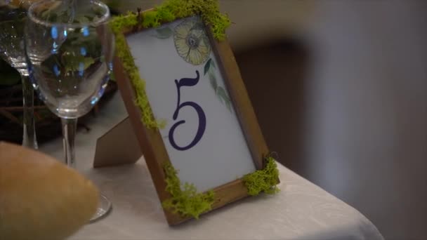 Número Cinco Marco Madera Elemento Decoración Mesa Boda — Vídeo de stock