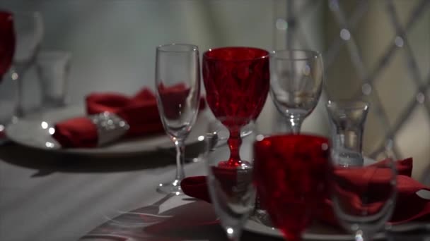 Γιορτινό Τραπέζι Που Σερβίρεται Λευκές Και Κόκκινες Αποχρώσεις — Αρχείο Βίντεο