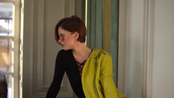 Eine Brünette Frau Mit Kurzhaarschnitt Und Sonnenbrille Posiert Sie Trägt — Stockvideo