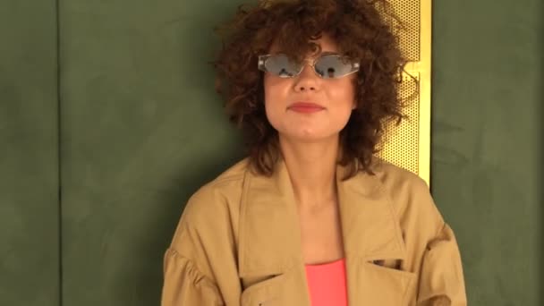 Mujer Con Gafas Cerca Disparo Moda — Vídeo de stock