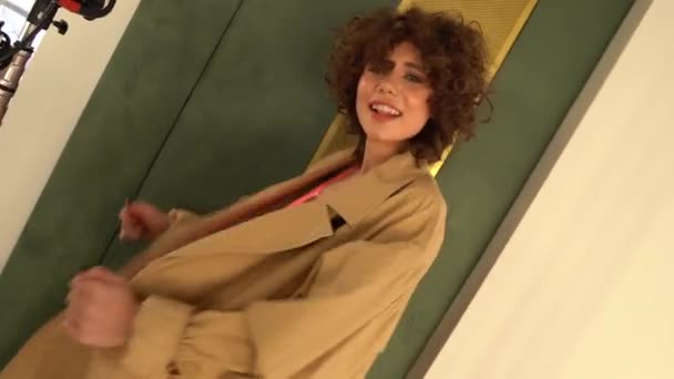 Eine Frau Mit Lockigem Haar Badeanzug Und Mantel Posiert Der — Stockvideo