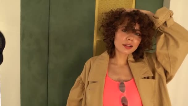 Žena Kudrnatými Vlasy Plavkách Plášť Vystupují Proti Zdi — Stock video