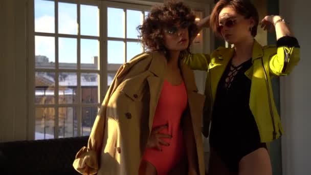 Дві Жінки Купальних Костюмах Позі Верхнього Одягу Камери — стокове відео