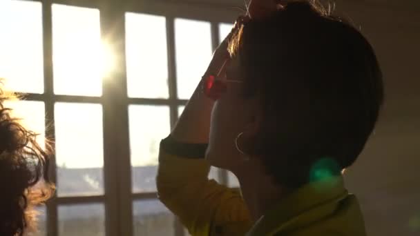 Mujer Morena Gafas Sol Posando Nuevo Cámara Delante Ventana Luz — Vídeo de stock