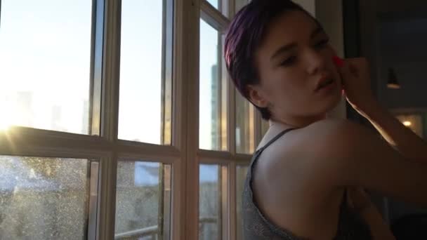 Красивая Женщина Короткими Фиолетовыми Волосами Сером Лифчике Стоящем Большого Окна — стоковое видео