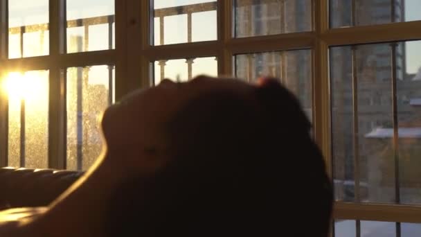 フォーカス日没でボケと前景の女性の顔に — ストック動画