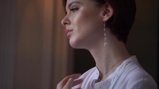Brunette Met Kort Haar Gekleed Een Wit Overhemd Zet Zonnebril — Stockvideo