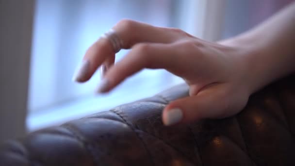 Een Vrouw Hand Met Een Witte Manicure Klopt Haar Vingers — Stockvideo