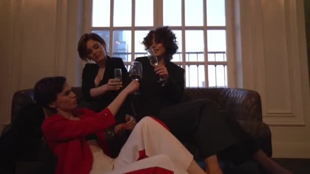 Deux Femmes Vêtements Noirs Sont Assises Sur Canapé Marron Une — Video