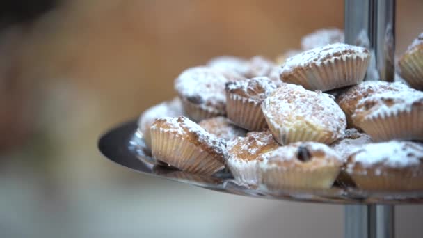 Stand Gibt Mit Weißem Puderzucker Bestreute Cupcakes Festliche Snacks Glasgläsern — Stockvideo