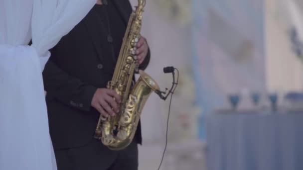 Man Svart Dräkt Spelar Guld Saxofon Fest Hans Ansikte Syns — Stockvideo