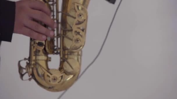 Een Man Een Zwart Pak Een Gouden Saxofoon Spelen Het — Stockvideo