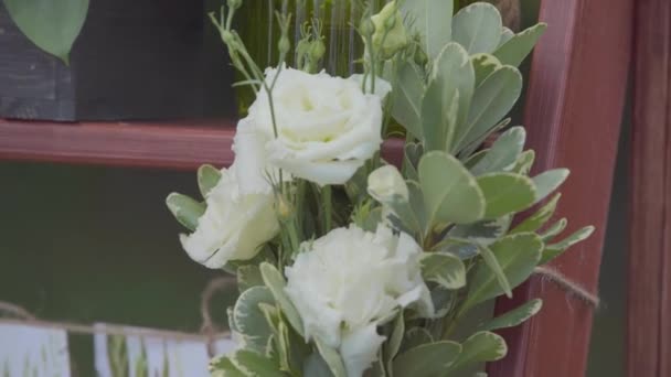 Białe Róże Jako Element Wystroju Wnętrz Strzelanie Ulicy Godzinach Popołudniowych — Wideo stockowe