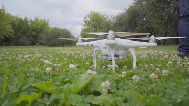 Drone Quadricottero Bianco Erge Sull Erba Verde Prepara Decollo — Video Stock