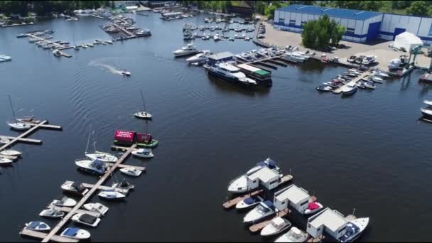 河川港の空撮 駐車場ボート ボート駅池帆の日当たりの良い夏の日にボートやヨット — ストック動画