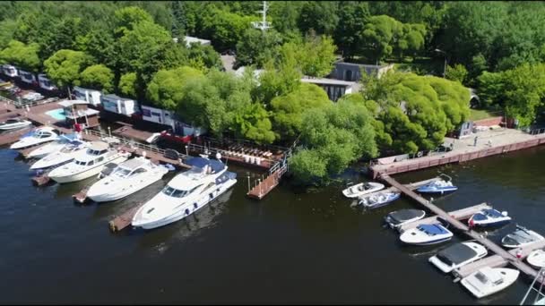 Luftaufnahme Des Flusshafens Bootsparkplatzes Bootsstation Einem Sonnigen Sommertag Die Kamera — Stockvideo