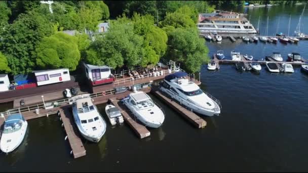 Luchtfoto Van Rivierhaven Boot Parking Boot Station Een Zonnige Zomerdag — Stockvideo