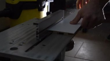 Beyaz ahşap tahta bir daire testere ile erkekler ellerini gördüm