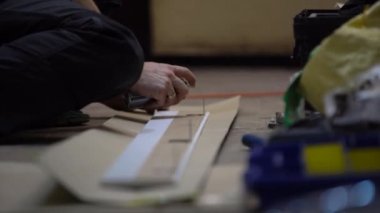 Erkek eli ile yapıştırıcı aerosol içinde demir / metal köşe spreyler yakın çekim