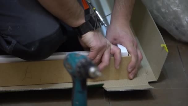 Een Man Mannen Handen Verbindt Twee Witte Houten Planken Zodat — Stockvideo