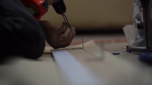 Mannen Handen Schroef Hechten Ijzer Metaal Hoek Aan Houten Plank — Stockvideo