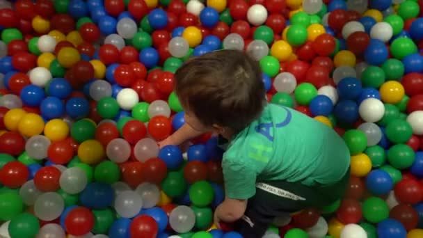 Petit Enfant Garçon Portant Shirt Turquoise Pantalon Bleu Tient Dans — Video