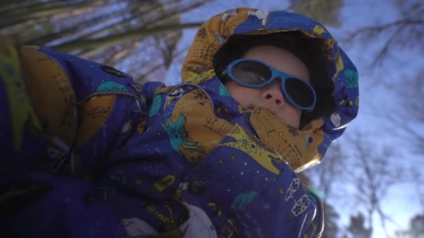 Küçük Bebek Çocuk Bir Kızak Kış Tulum Başlık Siyah Güneş — Stok video