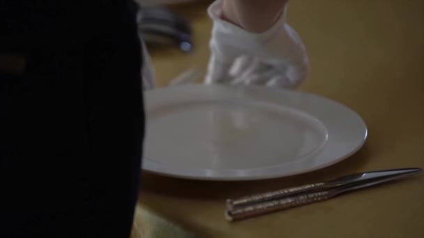 Altın Bir Masa Örtüsü Ile Masada Beyaz Tabaklar Kadınların Elleri — Stok video